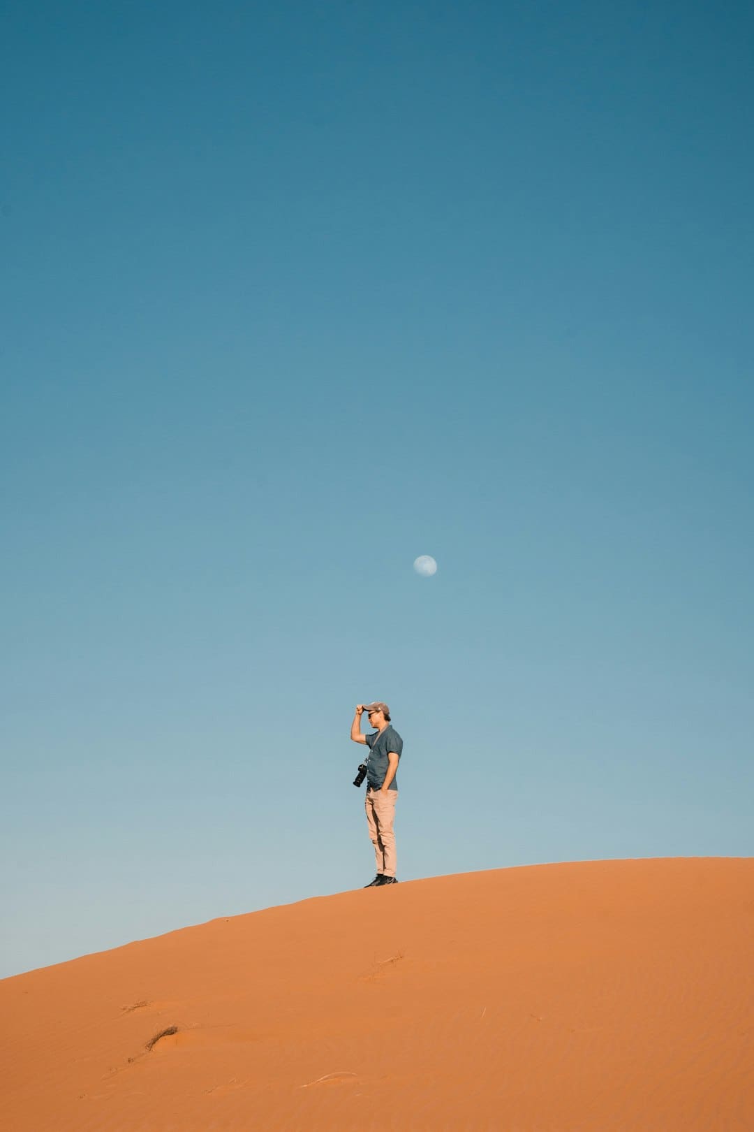 盯着拾荒老人不放，是怜悯？还是想遮羞？